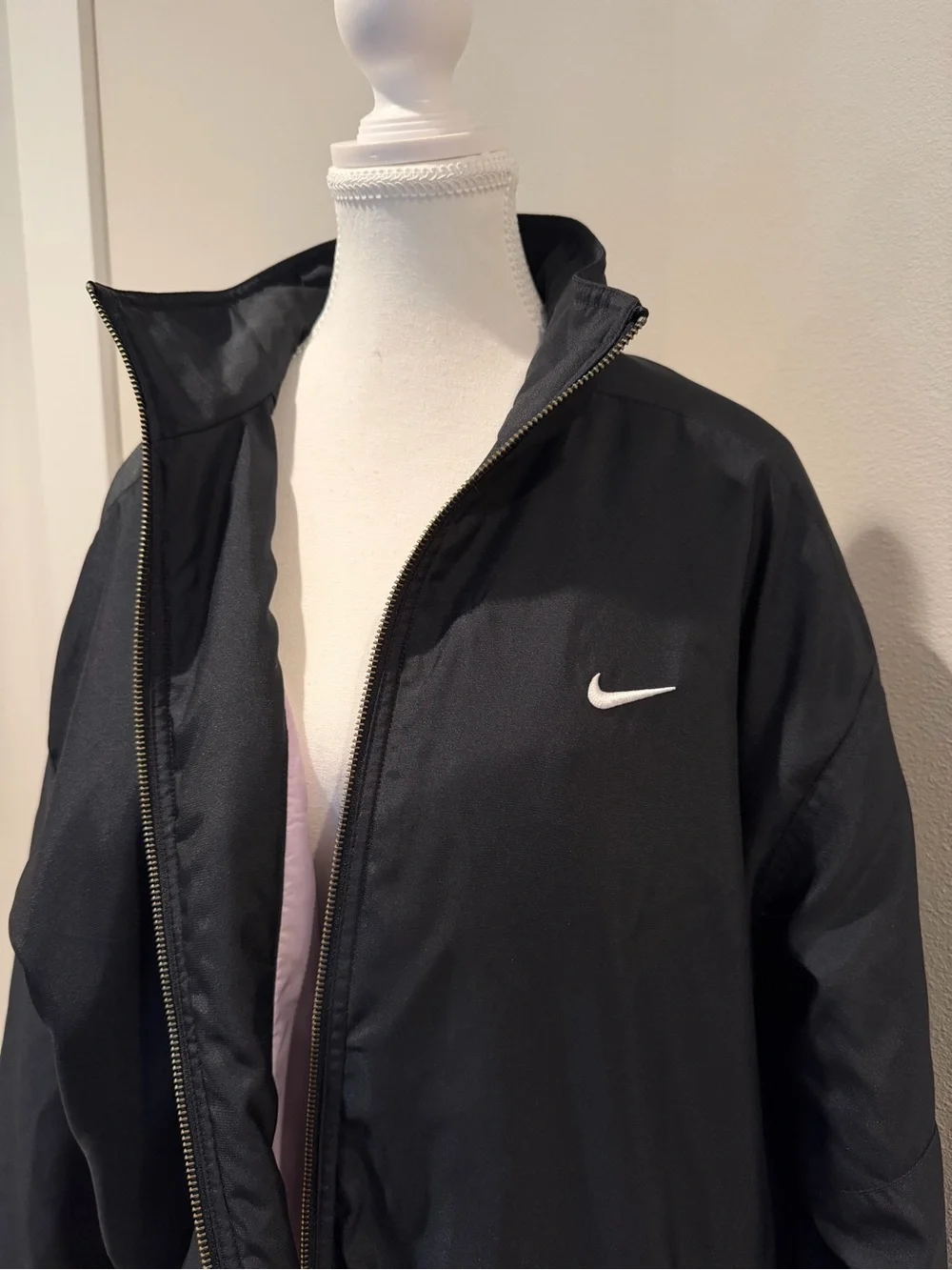 Nike Black Lightweight Oversized Women’s Windbreaker Jacket with White Swoosh - Picture 5 of 7